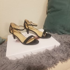 Dream Pairs black sandle with kitten heel.